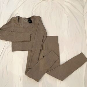 H&M Stretchy, Ribbed 2 piece Set. Leggings & Cropped Shirt. Size Small.